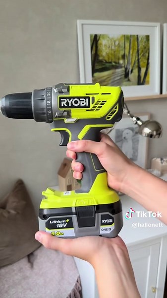 Reklam för @RyobiSverige 🫧 Dammsuger hemma hos mina grannar! Älskar att Ryobis skaftdammsugare Premium Brushless 18V har ett brett golvmunstycke med borstskydd, som förhindrar att håret slingrar sig runt borsten. 🐈✨ Dammsugarens batteri funkar till över 200 produkter i Ryobi ONE serien. Finns hos Bauhaus, Jula och Motonet. Kika in produkten via länken i min profil! #ryobi #städning #cleantok