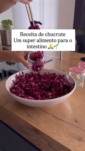 Receita de chucrute 🌱🙏 Ingredientes: •600 g de repolho roxo cortado bem fino •1 colher de sopa de sal do Himalaia ou sal marinho •Suco de ½ limão •3 colheres de sopa de azeite de oliva •100 ml de vinagre de maçã ⸻ Modo de preparo: 1.Corte o repolho roxo bem fino e lave bem. 2.Em uma tigela grande, adicione o repolho, o sal, o suco de limão, o azeite e o vinagre. 3.Massageie com as mãos por cerca de 5 minutos, até o repolho murchar e liberar bastante líquido. 4.Deixe descansar por mais 10 minut