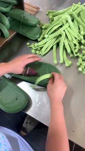 #shoefashiontrends #yeezyslides #evaclogshoes#shoefactory #evasandals#slidesandal #madeinchina #