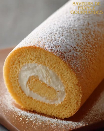 🎄✨ Génoise Ultra Moelleuse pour Bûche de Noël – La Méthode Inratable ! La base parfaite pour réussir toutes vos bûches de Noël : légère, souple, qui se roule sans casser… un vrai bonheur à garnir 🎁🍰 🧺 Ingrédients (6 personnes) 100 g de farine 100 g de sucre 4 œufs 1 pincée de sel 👩‍🍳 Préparation 1️⃣ Appareil de base aérien Fouettez œufs sucre au bain-marie jusqu’à texture claire et mousseuse, volume doublé. Retirez du feu et continuez de fouetter jusqu’au refroidissement complet → c’est le