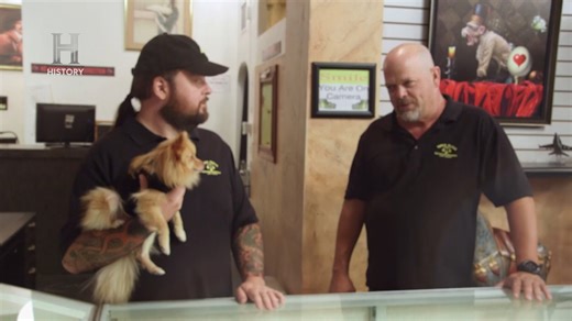 Um cliente chega confiante com um cromo lendário nas mãos. Antes de qualquer oferta, Corey decide chamar um especialista — porque quando se trata de itens raros, cada detalhe pode mudar tudo. 💰 Será que essa carta vale o que o vendedor imagina? #TratoFeito | HISTORY