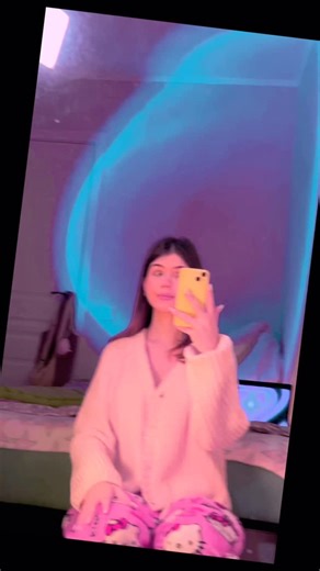 kelsie_unfiltered on Instagram: "My secret life 💙🤍@strophauls 日本正在研发柔性太阳能屋顶，这些太阳能薄膜可以像窗帘一样卷起或铺展开来，吸收光线转化为电能。当阳光照射时，光子激发内部材料产生电流，每平方米的薄膜都能产生微小但稳定的电力。数百平方米结合起来就足以为家庭照明、空调或小型家电提供能源。这项技术让建筑不仅是居住空间，也成为城市可再生能源的生产单元，有助于减少对传统电网的依赖，同时推动绿色建筑的发展。 #科技 #创新 #你知道吗 #boudoirphotography #humpdayvibes"