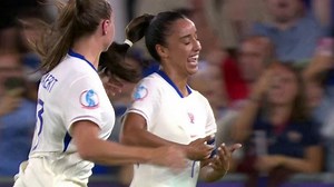 VIDEO. Journée 3 : Sakina Karchaoui inscrit le 5e but des Bleues sur penalty - Euro de football féminin