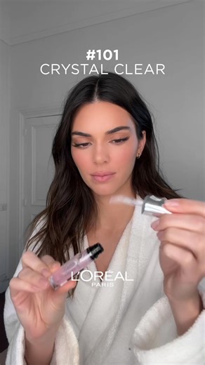 Kendall Jenner încearcă noul ulei de buze, Plump Ambition, în nuanțele Worth It, Crystal Clear și Rouge În Love. | L'Oréal Paris