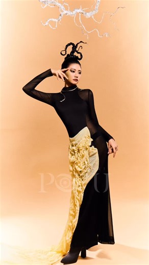 POVU创意视觉影像 on Instagram: "我们最近在做一件很疯，但也很认真的事 全马独创 「盲盒肖像」 这是一种完全定制的拍摄方式 我们不提供风格选择， 我们提供创作 从造型、服装 到人物设定与场景， 都由创作团队为你重新构建 不是套用模板 而是为你完成一次角色诞生 每一组 都是唯一 你不会知道 自己会变成什么样 直到拍完那一刻 POVU 盲盒肖像 等你来挑战 （限量开放） 📸 @povu_cm 💄 @povu_hmua #POVUSTUDIO #形象摄影 #个人IP #新山摄影棚 #审美不是模板"