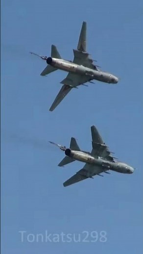 可変翼が分かりやすい 旧ソ連製戦闘機Su-22の2形態編隊機動 同じ機種なのに印象が大きく変わる