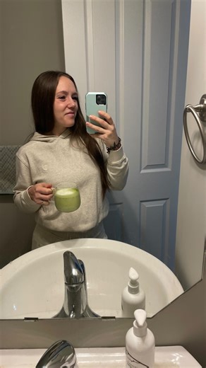 Hillary Giesbrecht on Instagram: "High Five for sending back the size small and fully embracing the Medium that fits my mesomorphic body type not out of defeat but actual self acceptance 👏🏻 TBH im not about the toxic body positivity BS, but I am here for loving yourself as a full grown woman that takes care of yourself and we should be able to dress in clothes that FEEL GOOD rather than based on the number on the tag ✌️ I’ll take my leggings in a medium please, and actually have my muscular qu