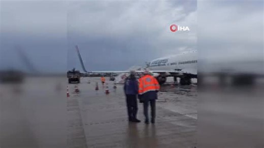 Bi' Antalya on Instagram: "Antalya Havalimanı’nda kalkış öncesi taxi alanında seyir halindeki uçağın tekeri yerinden çıkarak kanadı parçaladı. Uçaktaki yolcular tahliye edilirken ARFF ekipleri uçağı bulunduğu yerden kaldırmak için çalışma başlattı. SunExpress ise olayla ilgili açıklamada bulundu: Antalya–Gaziantep seferini yapmaya hazırlanan XQ7646 uçuş numaralı SunExpress uçağının taksi sırasında iniş takımı dikmesinde teknik bir arıza meydana gelmiştir. Yolcular emniyetli bir şekilde uçaktan i