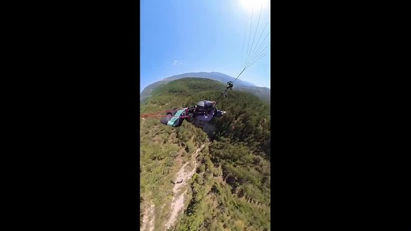 Paraglider deploys reserve chute after turbulence in Laragne-Montéglin, France