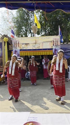 ประเพณีบุญข้าวใหม่ ของพี่น้องชาวกะเหรี่ยง ตำบลวังยาว อำเภอด่านช้าง ปรากฎหลักฐานแน่ชัดตั้งแต่สุนทรภู่ แต่งนิราศสุพรรณ เมื่อเกือบ ๒๐๐ ปีก่อน ว่าเจอชาวกะเหรี่ยงที่ด่านช้างแล้ว ประเพณีของชาวกะเหรี่ยงยึดถือปฏิบัติมายาวนาน พืชพันธุ์ธัญญาหารสมบูรณ์... | เล่าเรื่องเมืองสุพรรณ