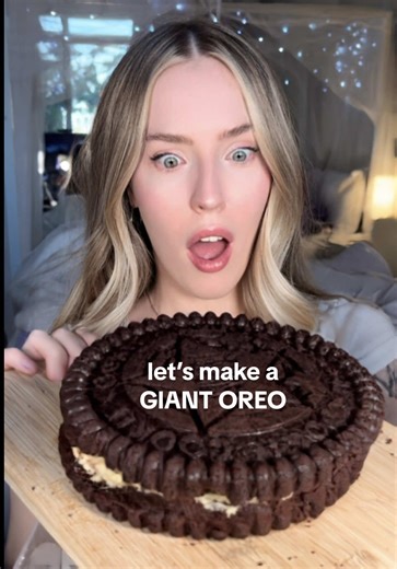have you ever seen an oreo THIS BIG?! 😳 let’s make a giant oreo 🤍 #oreo #recipe #homeade #mukbang