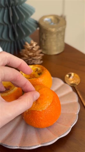 Alexia Peyronnet on Instagram: "🍊🍮Clémentines à la crème brûlée JE M’ENTRAÎNE POUR NOËL. ÉP 3 : LE DESSERT ! J’ai trouvé une idée de dessert de Noël trop sympa, ces petites crèmes brûlées à la clémentine, servies directement dans le fruit 🥹 En plus d’être très jolies, c’est vraiment beaucoup plus simple à faire que ça en a l’air. Parfait pour un dessert de fête sans stress car on peut les préparer en avance !!! Ingrédients pour environ 10 clémentines (de taille assez grosse) : * 4 jaunes d’œu