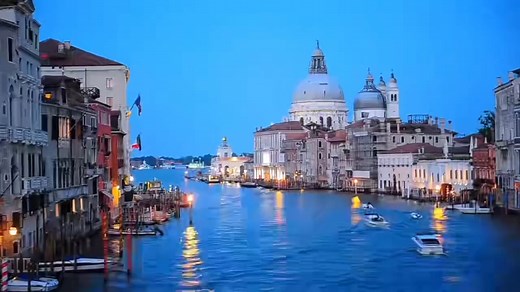 《威尼斯的小艇》威尼斯是世界闻名的旅游城市，位于意大利的东北部～