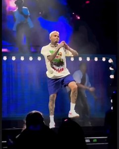Chris Brown Performs 'Ain't No Way' - Major Throwback Concert Moment