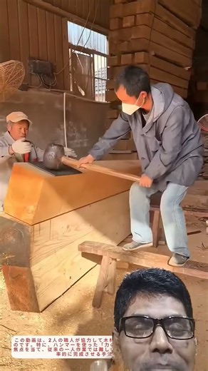 「力だけでは組めない——木の声を聞き、互いの呼吸を合わせよ。」この動画は、2人の職人が協力して木材を組み立てる過程を記録したものです。特に、ハンマーを使った「力の伝達」と「位置調整」の技術に焦点を当て