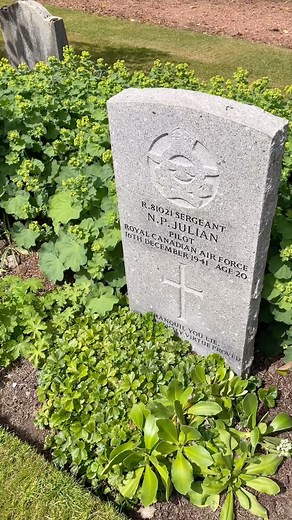 During our #WarGravesWeek event in Grangemouth 🏴󠁧󠁢󠁳󠁣󠁴󠁿 our colleague Scott explains some of the work he does when maintaining our headstones. | Commonwealth War Graves Commission