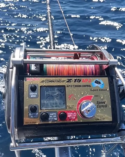🚨Miya Epoch CZ-15🚨 Delivering a maximum retrieval speed of 110 m/min. and an instantaneous hoisting force up to 100kg, you’ll have enough power to pull the plug out of the sea floor! The Miya Epoch CZ-15 APJ uses a patented system called Hoisting Force Control, which automatically calculates and controls lifting force and speed in response to fish pulls. This greatly increases motor life by avoiding unnecessary strain on the motor as well as minimising current draw on your battery. What a beas