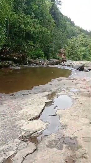 uma cachoeira nesse calor #shortvideo #gêmeos #cachoeira