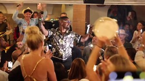 Jamie Foxx Life of Party on Italian Vacay, Grabs Mic to Lead Crowd in Song