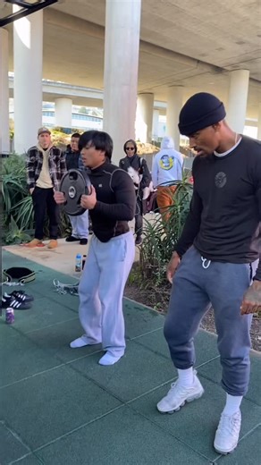 Peter Packman on Instagram: "My 2nd time competing in a @calisthenicsbattleleague battle. This one was a team comp. My teammate , @ey3s1cccc , was a last minute fill in but thankful he was who filled in. The young man is strong af!!! We didn’t place but we went up against some talented teams! Still had hella fun. Elite Routine: 4min round 6 bar muscle ups w/ 25LBs buy in 2 bar muscle ups + 5 pull ups AMRAP with remaining time 1min rest 4min round 25 squats w/ 25LBs buy in 10 squats + 10 jumping 