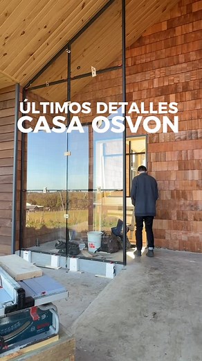 Estudio de Arquitectura on Instagram: "Qué importante es la luz. Y qué bien entra cuando el diseño está bien pensado. Ya estamos en los últimos detalles de la Casa Osvon: esos que no se notan a simple vista, pero hacen toda la diferencia. #arquitecturaydiseño #arquitectura #arquitecturasustentable #casaenelsur"