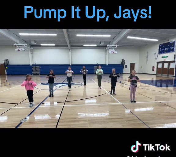 Little more tricky movements, but fun when they get it! COME ON, COME ON! 🤷🏻‍♀️💙 #minicheerleaders #sidelinecheers #elementarycheerleaders