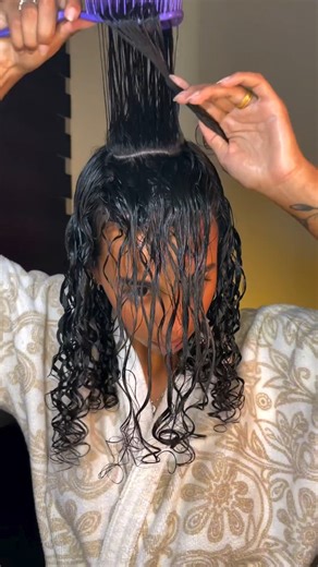 428K views · 3.4K reactions | ⚠️ Alerta! você vai ficar com vontade de testar esse creme. Afinal, o Creme para Pentear Tratamento prolongado é multifuncional, ou seja 5 em 1 para muita praticidade na sua rotina, além de desembaraçar, definir, controlar o frizz e tratar os fios ao longo das horas. Sentiu tamanho poder? É 1kg! #SalonLine1Kg | Todecacho | Facebook