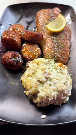 Discover Great Food and Vibes at Status Lounge!