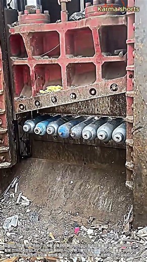 속이 뻥 뚫리는 강력한 유압 프레스 압축기의 위력 #worker #process #recycling #machine #scrap