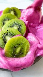 Dragon fruit smoothie bowl that feels like summer