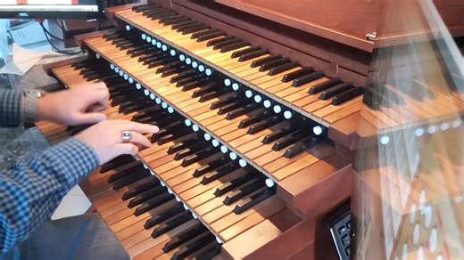 用管风琴演奏德国国歌