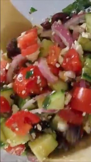 GREEK SALAD 😋 Healthy Eats ❤️‍🩹 #food #cucumber #tomato #fetacheese #parsley #tutorial