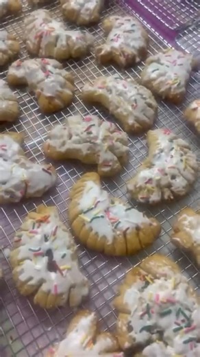 Enza | Cuccidati 🇮🇹 Italian Dough Recipe 5lbs flour 2lb crisco 8eggs room temp 2oz vanilla extract 5tbsp baking powder 1 1/2 lbs sugar Beat eggs... | Instagram