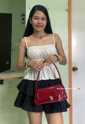 pleated mini skirt na mypa ruffle effect, double layered, and garterized na waistline. ✨😍 With inner shorts na rin kaya kahit mahangin ay pweding pwedi parin sootin. #skirt #pleatedskirt #miniskirt