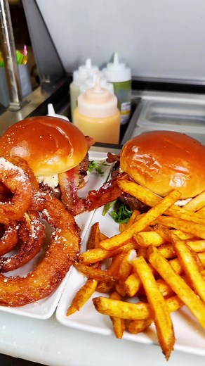 🍔 At Joy Burgers, building your burger is the best part! Join us for an explosion of flavors, with juicy meats, fresh ingredients, and that special touch that makes all the difference. Every burger is crafted with love, ensuring a unique experience in every bite. What's going to be your favorite combo today? 🍟 #burger #burgers #burgerporn #burgerlover #vegasfoodie #burgertime #instaburger #angus #lasvegas #lasvegasfood #wings #chickenwings #buffalowings