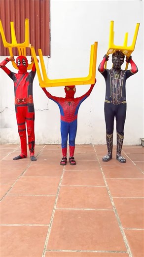 SPIDERMAN VS DEADPOOL VS SUPERMAN Who Made That Sound?! 😱🤣