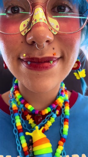 Se conocen como Angel Fangs 😈✨ Una combinación cañera y súper original que destaca por sus puntas inferiores, creando un efecto único y lleno de personalidad. Color, brillo y rebeldía en un solo look 🌈 💬 ¿Te atreverías con unos Àngels Fangs o eres más de algo discreto? 👇 #AngelsFangs #PiercingLabio #PiercingStyle #BodyArt #PiercingLovers 🔥💋