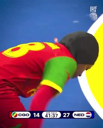 La Master class de la star des Diables Rouges handball Congolais 🇨🇬 Fanta Diagouraga sur un tir de 7 mètres lors du match face au Pays-Bas. #franesports #ChezMoiAuCongo #handball #goals #DENNORSWE2023 | franesports