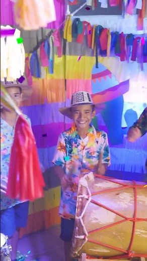 Hit the piñata 🪅 #fuenteskids #thepiñata