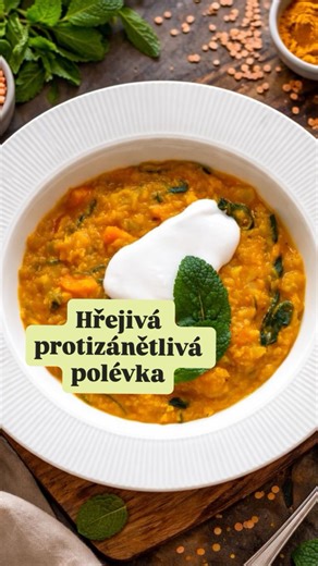 ✨ Hřejivá protizánětlivá polévka Sytá a nutričně bohatá polévka, která je ideální pro posílení organismu 🍲. Kombinace červené čočky a špenátu dodá tělu kvalitní rostlinný protein, zatímco šafrán s kurkumou zajistí jedinečnou chuť a protizánětlivé účinky. Suroviny (5 porcí) Panenský olivový olej (3 lžíce) Mrkev (3 střední kusy) Řapíkatý celer (2 stonky) Cibule (1 velká) Rajčatový protlak (2 lžíce) Česnek (4 stroužky) Mletý kmín (½ lžičky) Mletá kurkuma (½ lžičky) Šafrán (¼ lžičky) Zeleninový výv