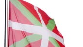 Drapeau du pays basque flottant dans le vent.