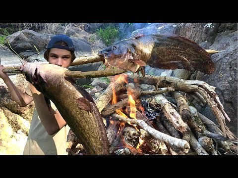 Primitive SPEAR hunting FISH - Catch and Cook! (SPEARFISHING)