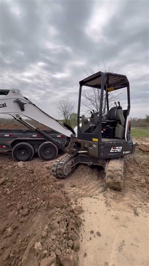 Transferring some earth. #backfortytv #bobcatequipment #chevy #edtrailers #landmanagement