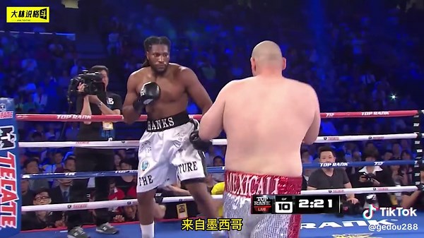 In the battle of giants, Andy Ruiz knocked out Hanks with a heavy punch and won the boxing champion gold belt! #格斗 #比赛 #拳击 #ucf #ucfknights