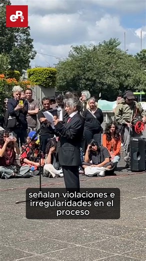 #YoMeSientoLibre | La artista Regina José Galindo vistió un traje de Jose Rubén Zamora mientras leía un discurso en nombre del periodista. En este performance denunciaron los vejámenes que ha pasado Zamora, su familia, socios y periodistas de elPeriódico. | eP Investiga