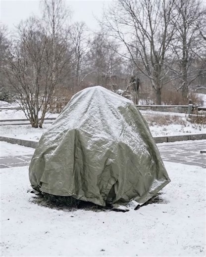 SERRAGLIA / Lorenzo Servi on Instagram: "An involuntary tribute to a Christo sculpture. Found or made? #arte #art #contemporaryart"