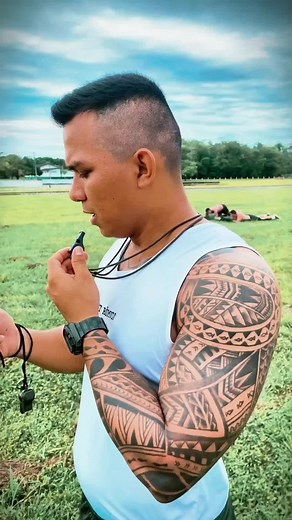 Exército Brasileiro on Instagram: "#BomdiaCombatentes Hoje o #TreinamentoFísico foi diferente! Os Militares do @34bis_exercito fizeram um treinamento em circuito, mesclando o Treinamento Físico Militar com técnicas de adestramento para o combate. Essa atividade, além de melhorar o condicionamento físico, busca o aprimoramento de movimentos utilizados em técnicas individuais e coletivas empregados no campo de batalha, consolidando tarefas motoras específicas por meio de repetição. Estes militare