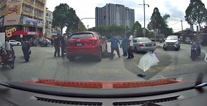神经病的驾车方式 Orang Gila Pakai Kereta 请关注 Only in Malaysia 只在马来西亚 Pls Follow Only in Malaysia 只在马来西亚 | Only In Malaysia 只在马来西亚
