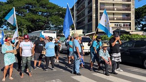 📍 Ce mercredi matin à Papeete. Un sit-in organisé par le parti Tāvini Huiraʻatira, avec à sa tête Oscar Temaru et environ 60 manifestants, bloque actuellement la circulation sur l’avenue du Commandant Destremeau, juste en face du temple protestant de Paofai, à Papeete. Résultat : un bouchon dans le secteur, perturbant la circulation matinale. | Tahiti Infos