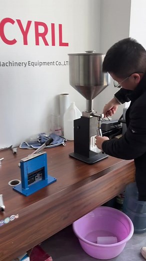 Small manual filling machine